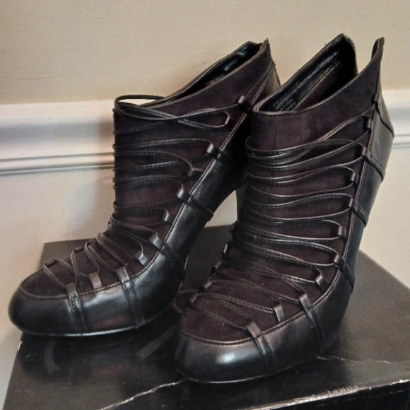 Elegant Black Stiletto Heels - Picture 4 of 5